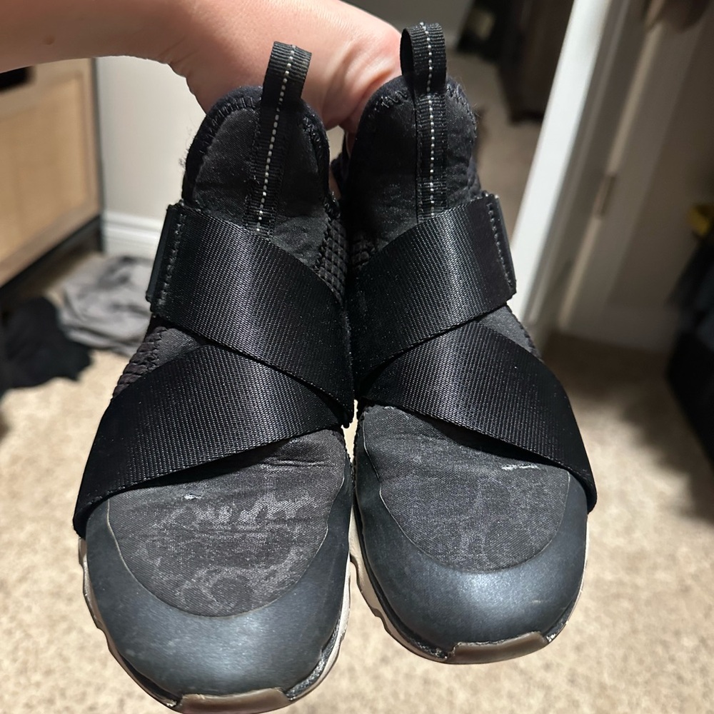 Sorel Size 6 Women’s Kinetic Sneak Black Sneakers Adjustable Strap Shoes Low Top - Picture 8 of 13